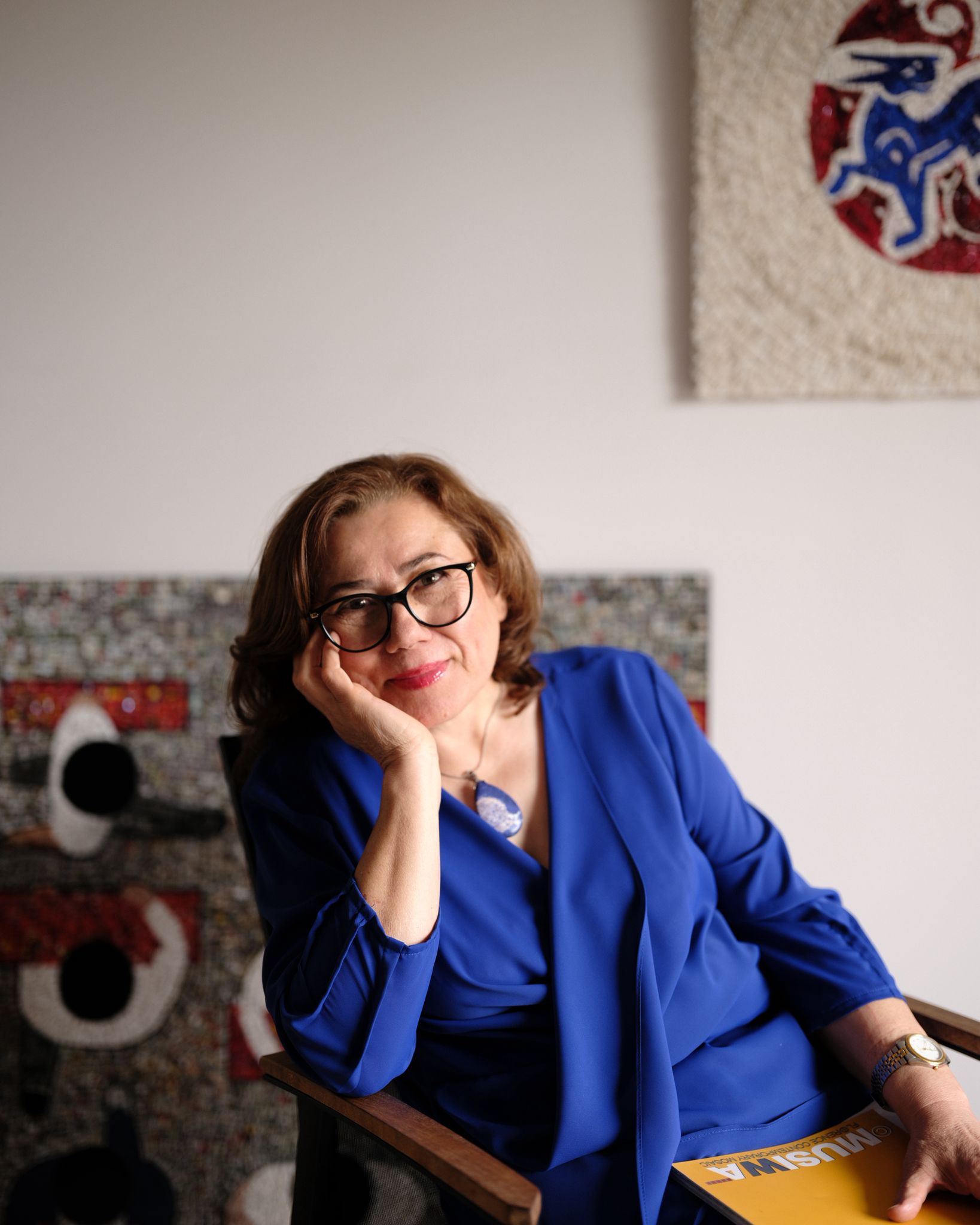 Mozaik sanatçısı Gülistan Genç, atölyesinde eserleri üzerinde çalışırken